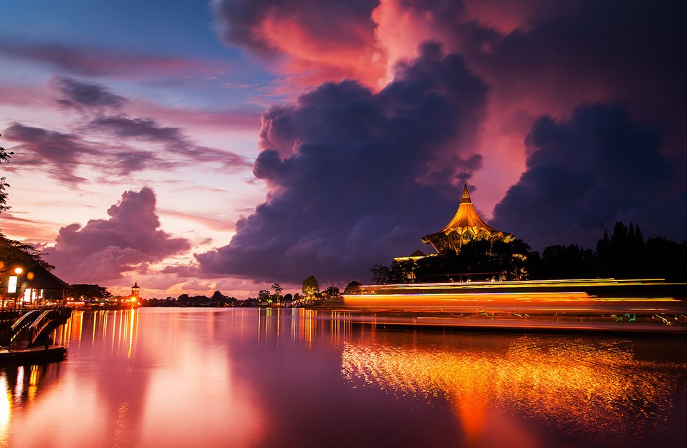 Ho&agrave;ng h&ocirc;n bu&ocirc;ng tr&ecirc;n khu Kuching Waterfront ở Sarawak, Malaysia. Ảnh: Sharkawi Che Din/National Geographic .